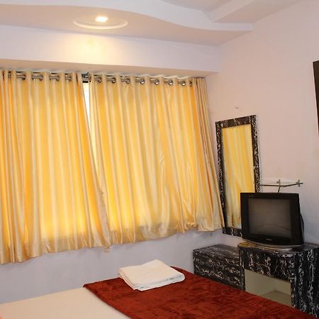 Hotel Kum Kum Adalaj Экстерьер фото