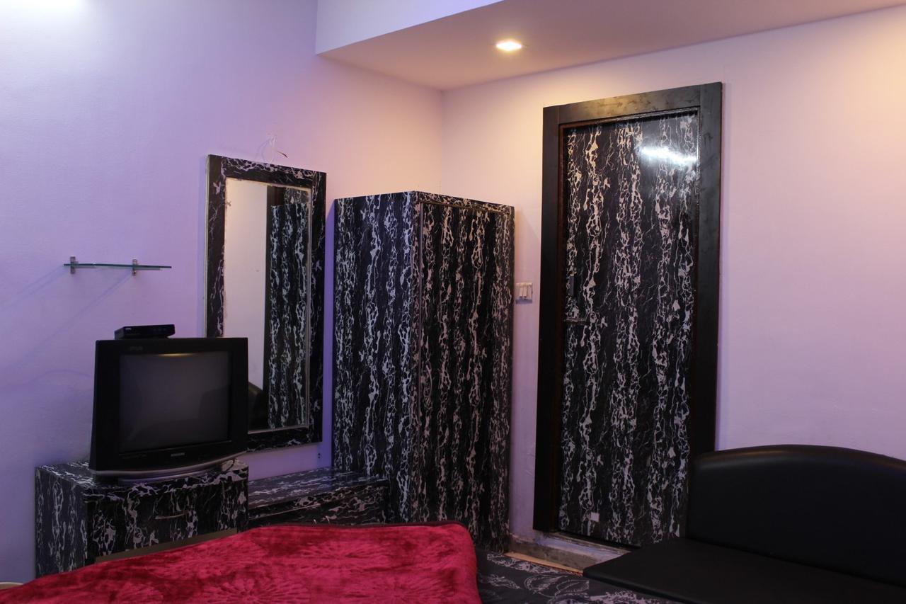 Hotel Kum Kum Adalaj Экстерьер фото