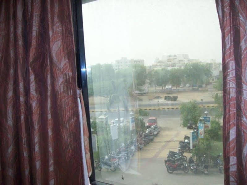 Hotel Kum Kum Adalaj Экстерьер фото